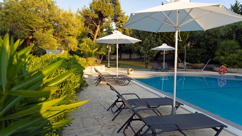 Tiara Holidays - Paradise Kriopigi - bazen i ležaljke